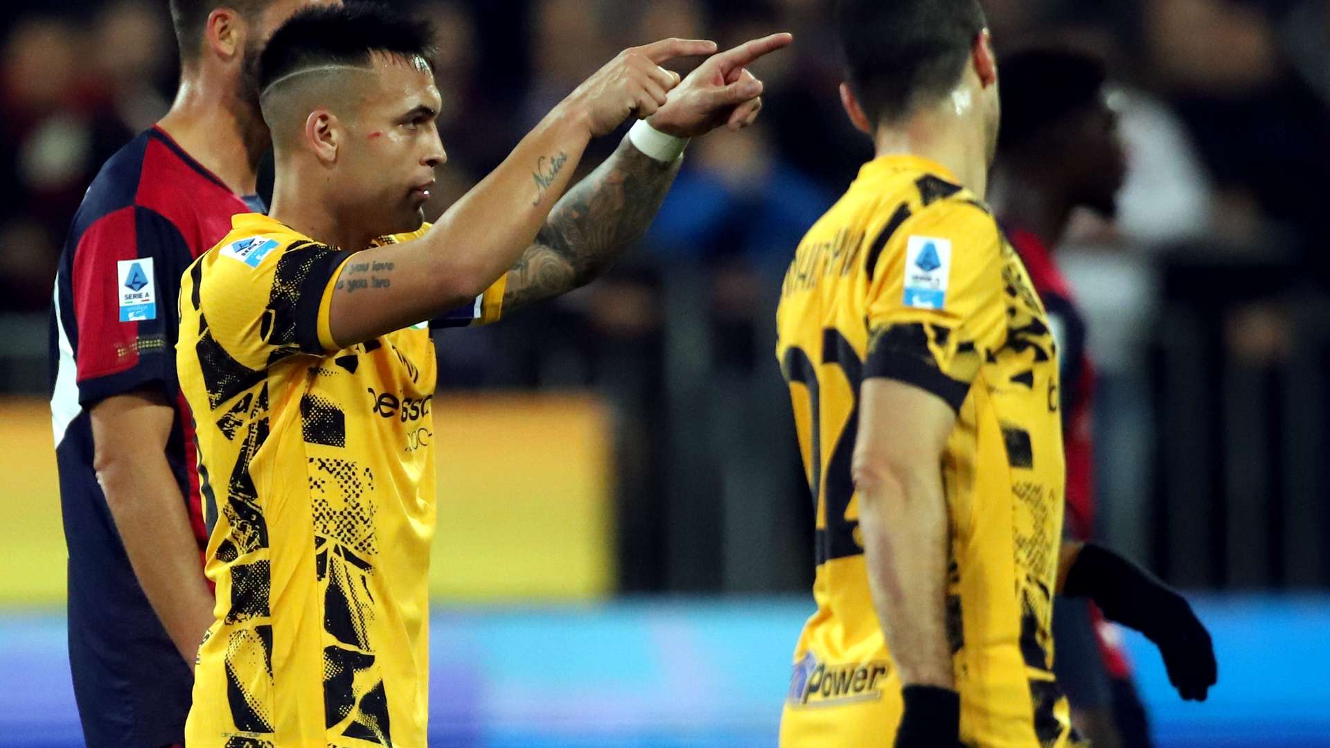 更是对她多 更是对她多